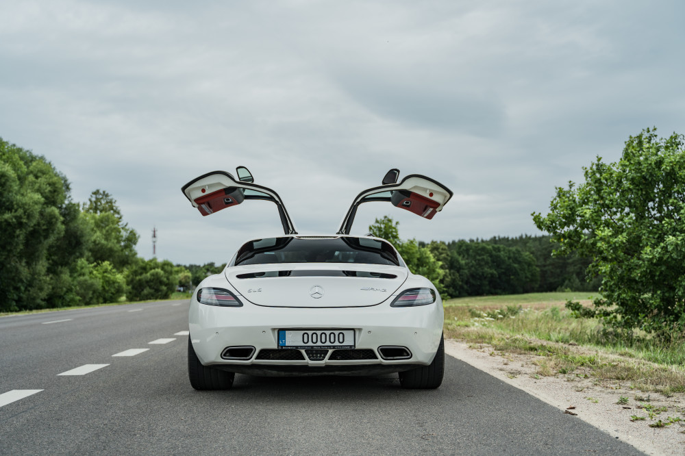 „Mercedes-Benz SLS AMG“ ir „Mercedes-Benz SLR Mclaren“