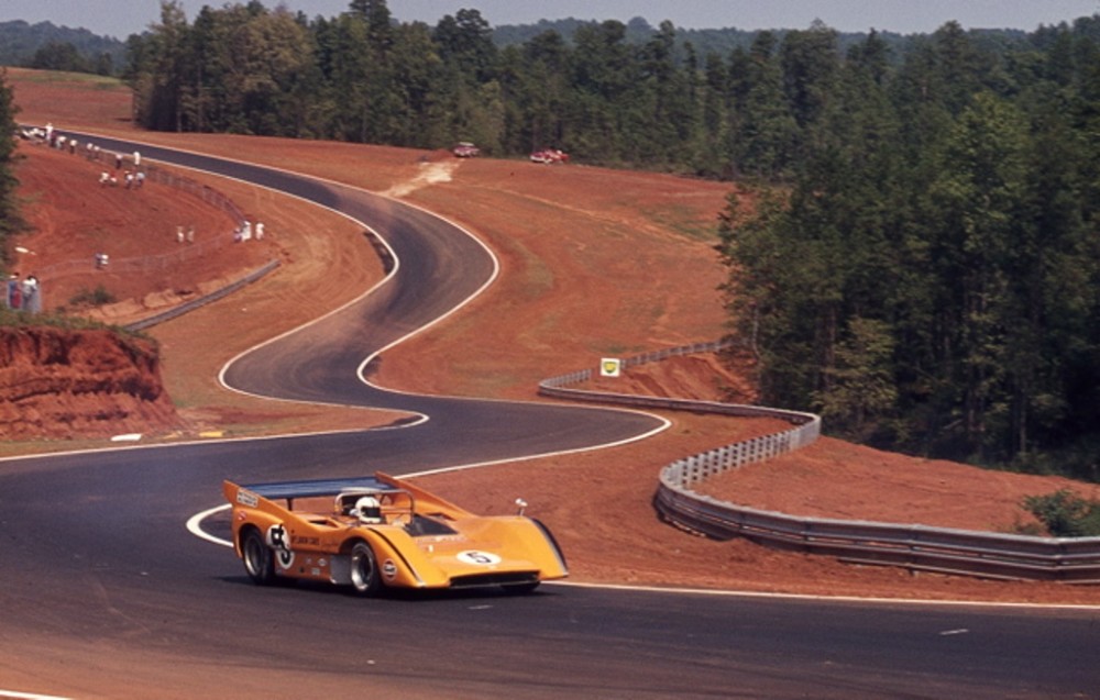 Denny Hulme vairuoja McLaren M8D