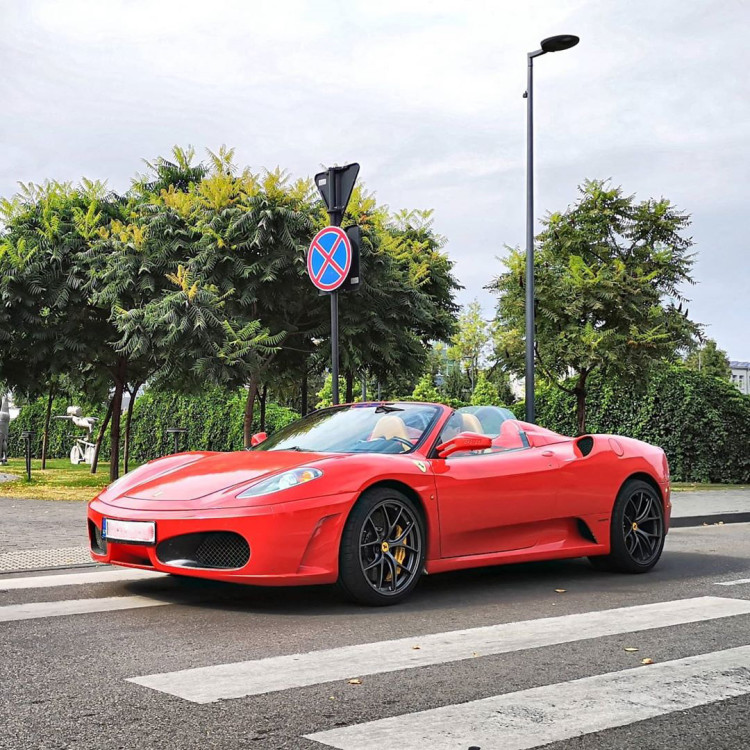 Gatvėje užfiksuotas Ferrari F430 Spider