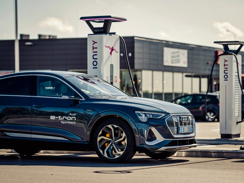 „<a href='https://www.autobilis.lt/skelbimai/naudoti-automobiliai/audi' target='_blank' class='phrase'>Audi“</a> <a href='https://www.tv3.lt/rubrika/naujienos/lietuva' target='_blank' class='phrase'>Lietuvoje</a> pristatė „e-tron Charging Service“ paslaugą