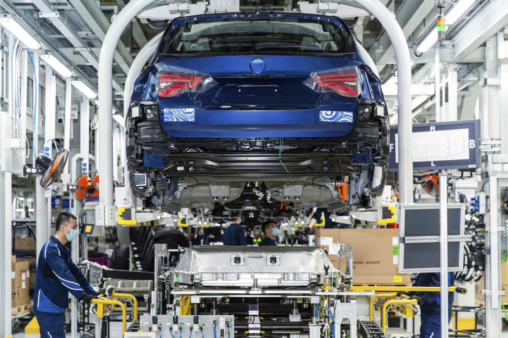Gamykloje surenkamas elektrinis BMW iX3 visureigis