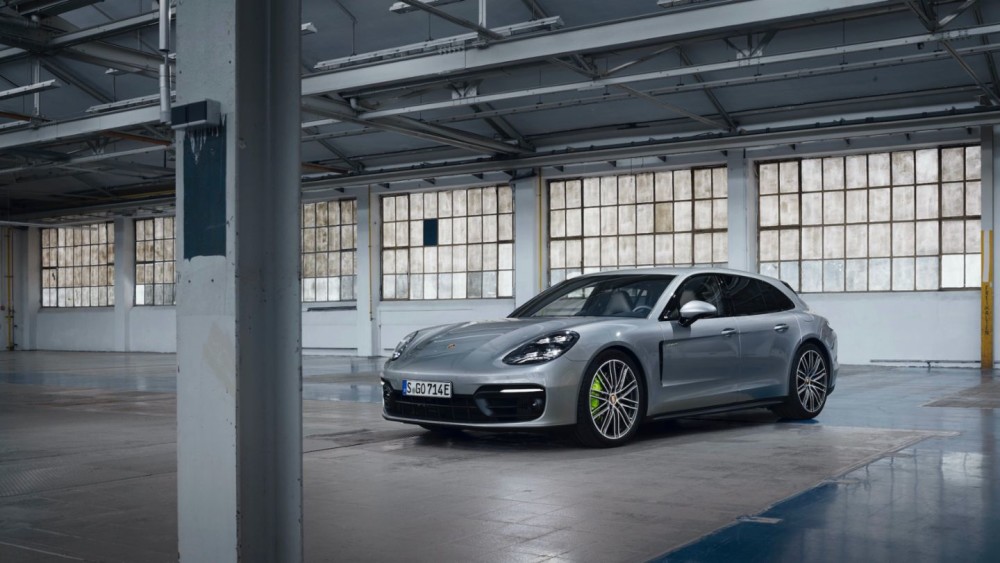 „Porsche“ pristato dar du iš tinklo įkraunamus hibridus – „Turbo S E-Hybrid“ ir „4 E-Hybrid“
