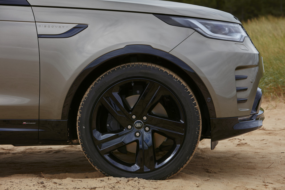 Visapusiškai atnaujintas Land Rover Discovery visureigis