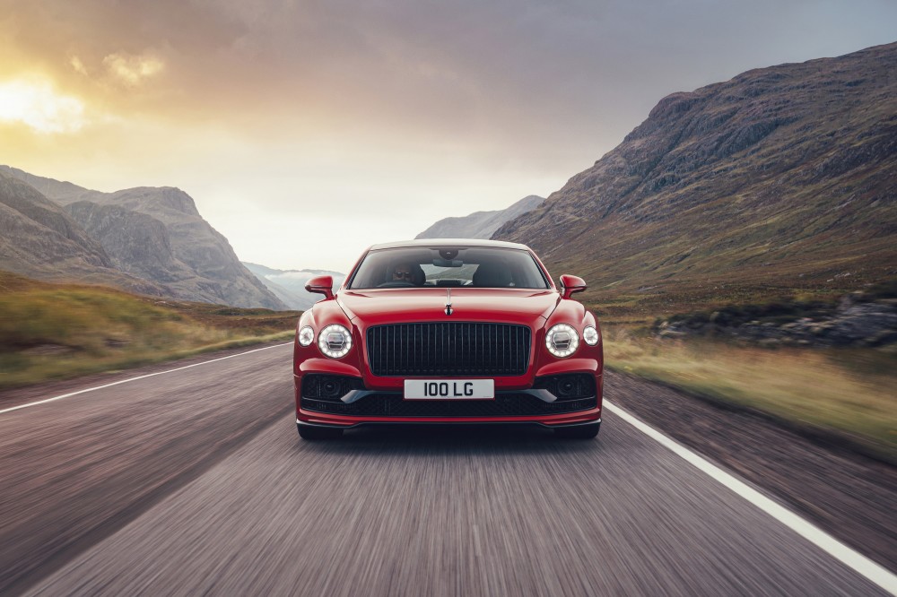 V8 variklį turintis Bentley Flying Spur