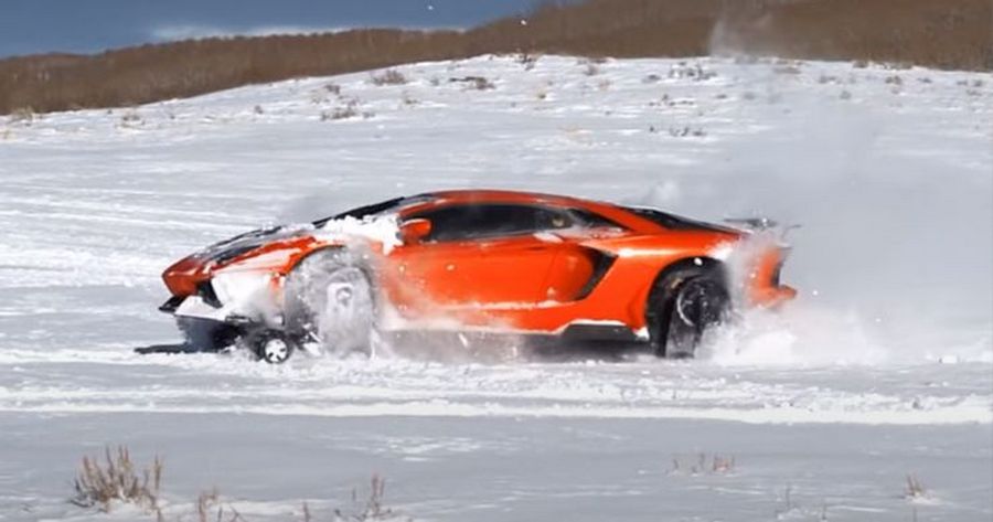 „Lamborghini Aventador“ tradicinius ratus iškeitė į vikšrinę pavarą