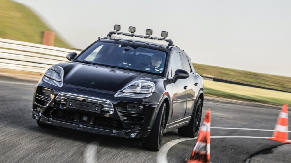 Tik elektra varomas „Porsche Macan“ įveikė virtualių bandymų programą
