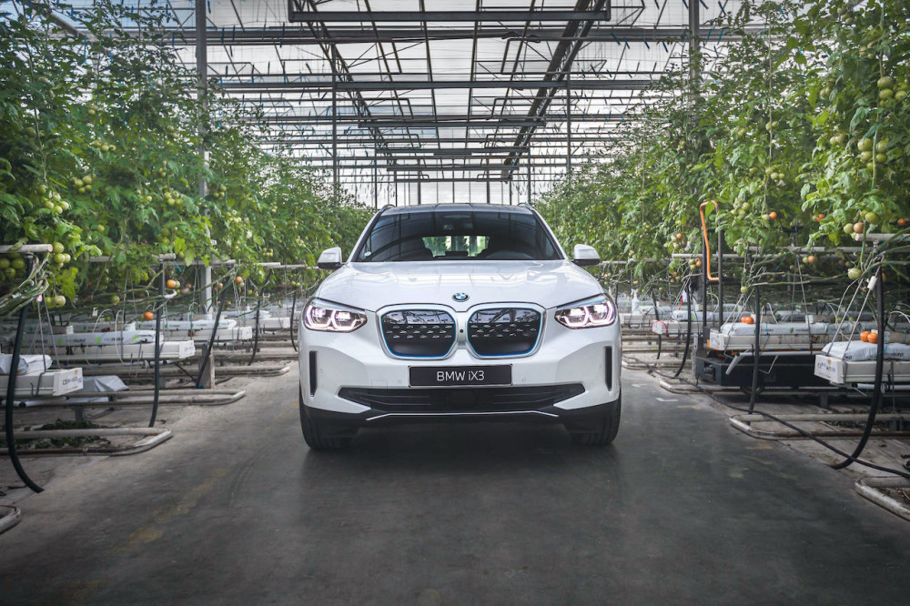 „BMW iX3“ debiutas – svarbus žingsnis Lietuvoje pereinant prie aplinkai draugiško transporto, nes mūsų šalyje būtent X modeliai yra perkamiausi, esame miesto visureigių šalis.