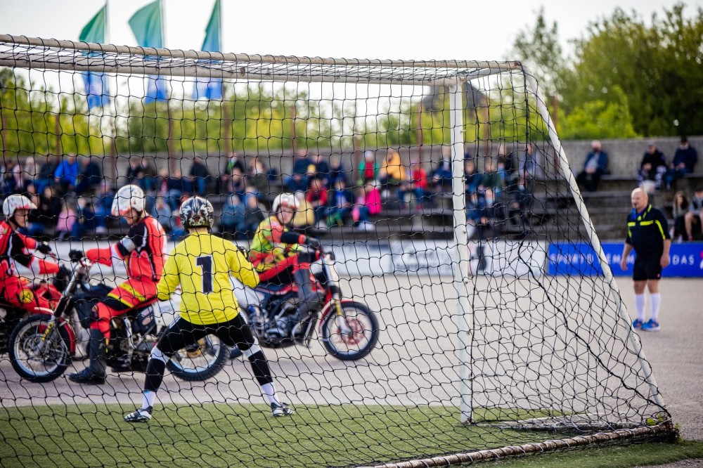 Kretingos motobolo klubas pasiruošimą sezonui pradėjo prieš porą mėnesių. Pasak komandos trenerio Renato Žiubrio, žaidėjai yra labai pasiilgę rungtynių.