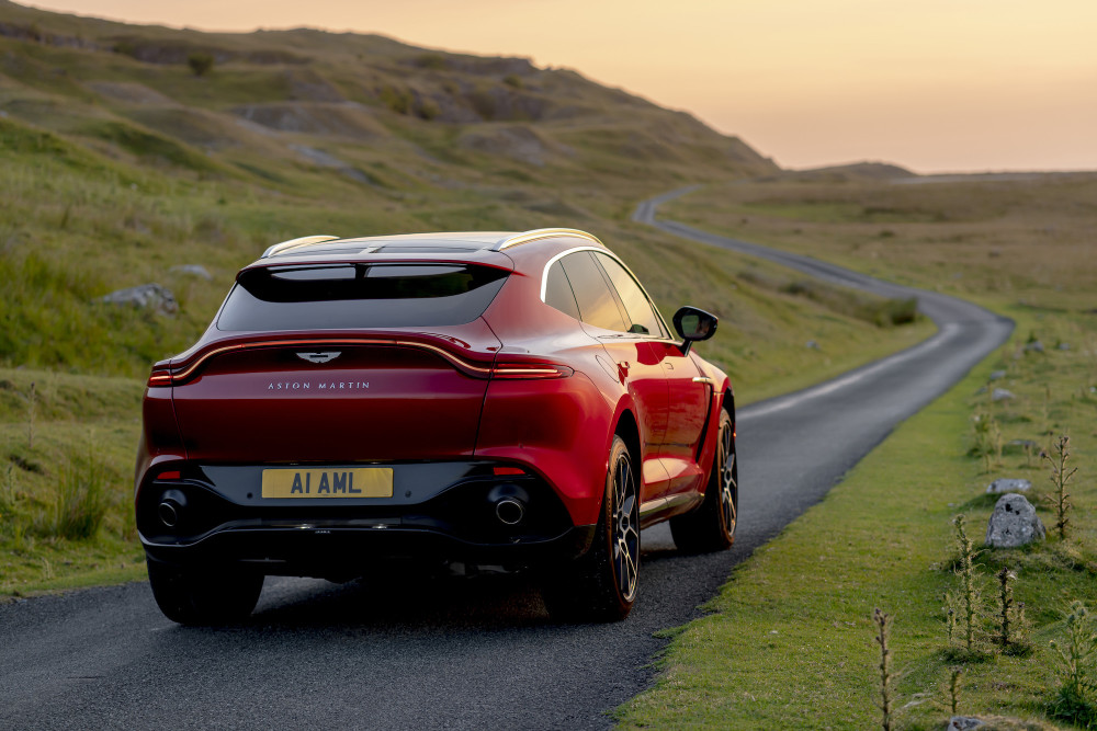 „Aston Martin“ naudoja sportinių modelių gamybai, todėl DBX konstrukcija lengva ir itin standi. Ši nauja platforma leidžia mėgautis ypatinga DBX dinamika kelyje ir bekelėje.