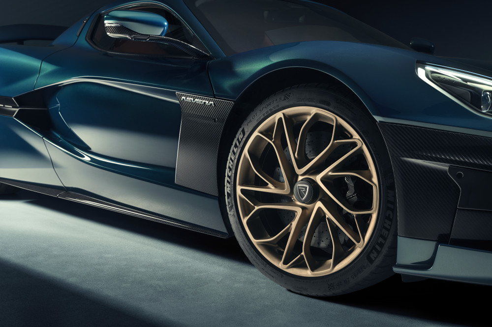 Kaip ir minėjome anksčiau, „Rimac Nevera“ yra serijinei gamybai paruošto „Rimac C_Two“ koncepcinio automobilio versija, kuri pirmą kartą visuomenei buvo pristatyta dar 2018 m. tarptautinėje Ženevos automobilių parodoje.