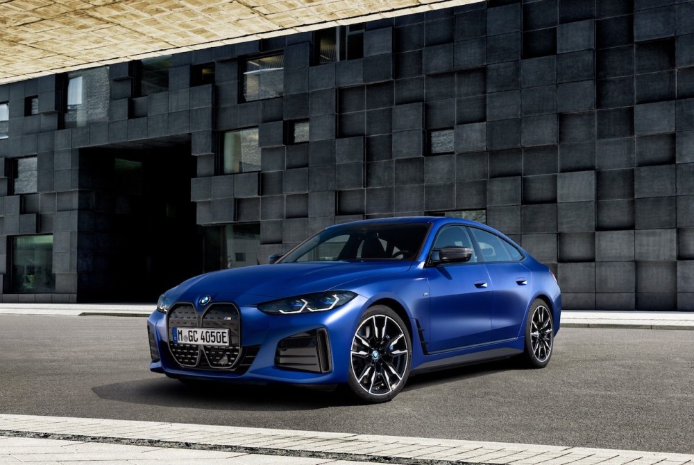 Lapkritį į BMW salonus atriedės ir du keturių durų elektrinių kupė „BMW i4“ modeliai –itin sportiški, dinamiški elegantiško dizaino elektromobiliai, kurie patogūs keliauti ir mieste, ir leistis į tolimas keliones.