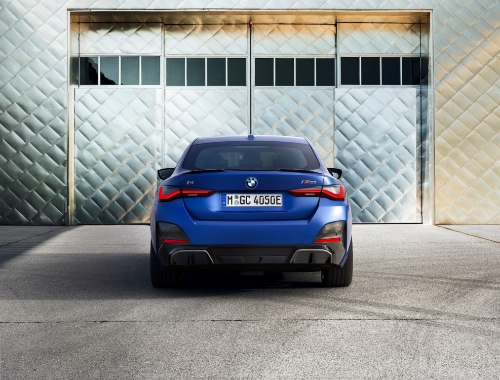 Lapkritį į BMW salonus atriedės ir du keturių durų elektrinių kupė „BMW i4“ modeliai –itin sportiški, dinamiški elegantiško dizaino elektromobiliai, kurie patogūs keliauti ir mieste, ir leistis į tolimas keliones.