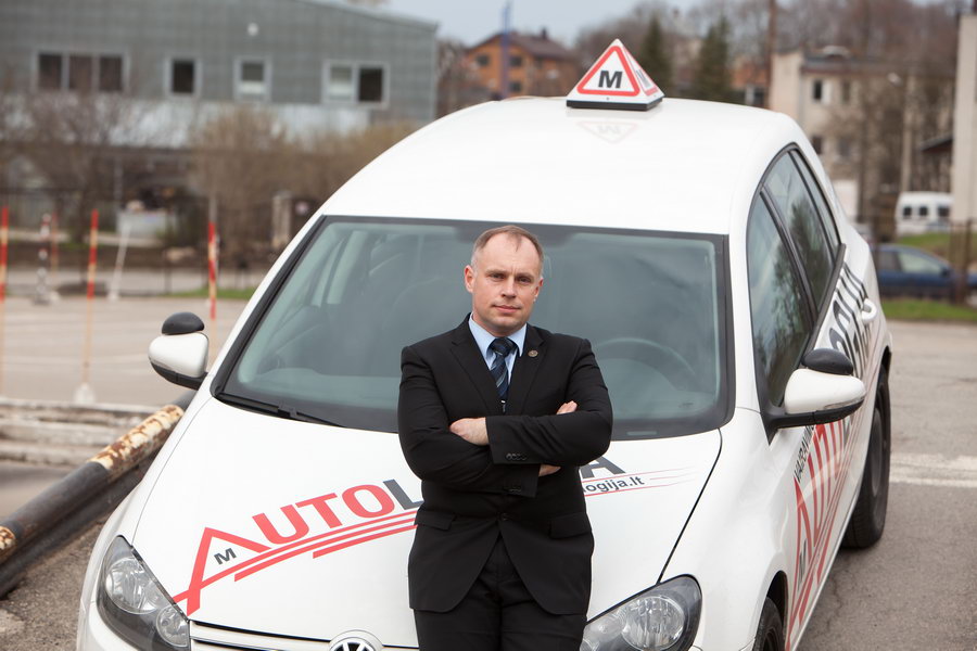 Vairavimo instruktorių patirtis rodo, kad daugybei mažiau patyrusių vairuotojų kyla ir kitokių iššūkių, pavyzdžiui, tinkamai įvertinti stovėjimo vietos erdvę.