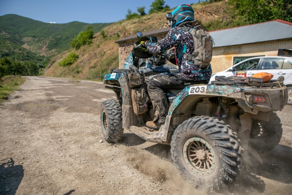 Šiandien lenktynininkams pavyko išvengti rimtesnių incidentų, tačiau pramuštus ratus tvarkė tiek motobagiu lenktyniaujantis Dariaus Biesevičiaus ir Audronės Kanopkinienės ekipažas, tiek keturratininkas Antanas Kanopkinas.