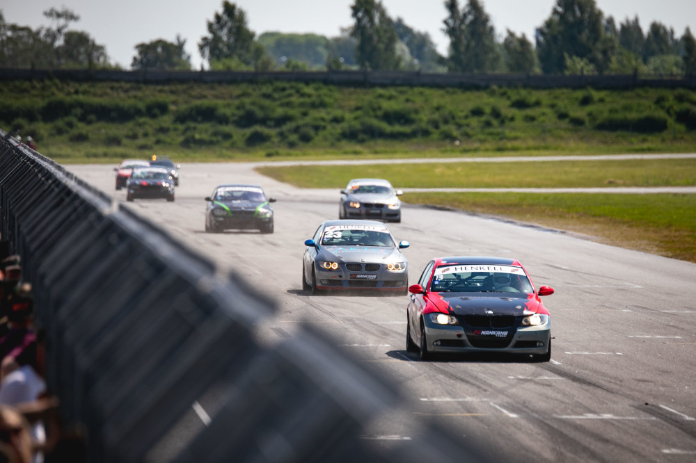 „Henkell Grand Prix“ šeštadienis buvo ypatingas ne tik išskirtinėmis „BEC 6H” kovomis, bet ir „BMW 325 Cup” dalyvių gausa. Žinoma, kur gausu dalyvių – ten karštis ir nepakartojami pasistumdymai trasoje dėl pergalės.