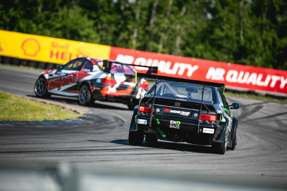 „Henkell Grand Prix“ šeštadienis buvo ypatingas ne tik išskirtinėmis „BEC 6H” kovomis, bet ir „BMW 325 Cup” dalyvių gausa. Žinoma, kur gausu dalyvių – ten karštis ir nepakartojami pasistumdymai trasoje dėl pergalės.