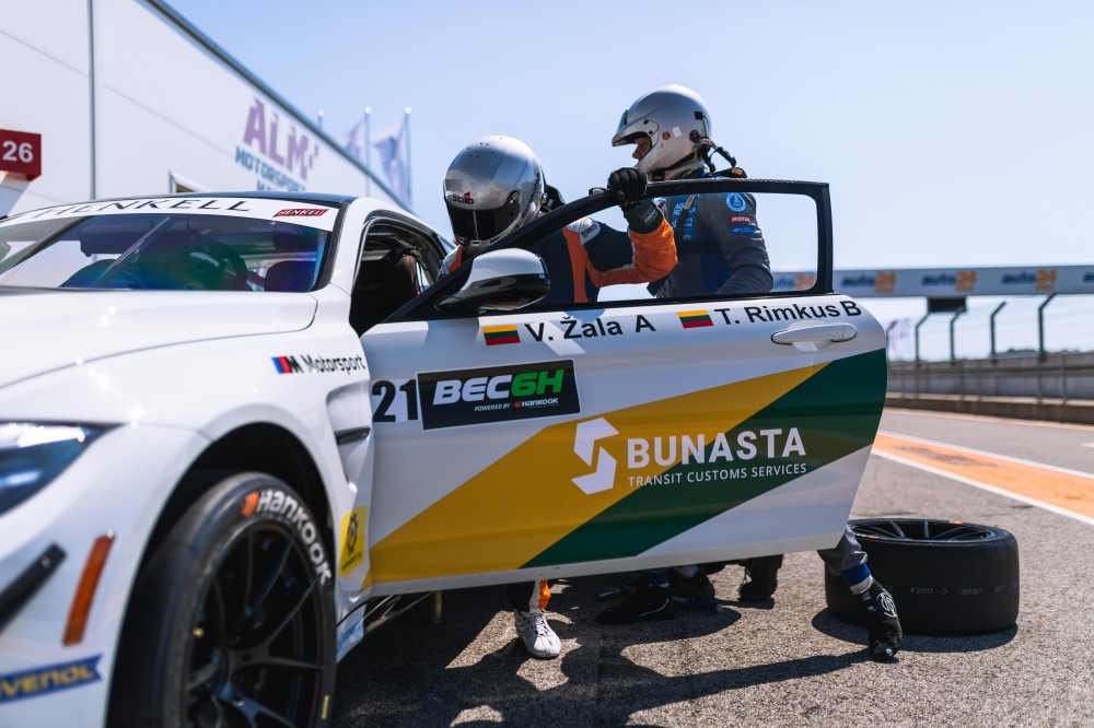 Nemažo susidomėjimo šį kartą sulaukė „Bunasta – Savesta consulting“ komanda, kuri startavo ne tik su naujutėlaičiu automobiliu, bet savo sudėtyje turėjo net du naujokus žiedinių lenktynių pasaulyje – lenktynininką Vaidotą Žalą bei komandos vadovą Saulių Jurgelėną.