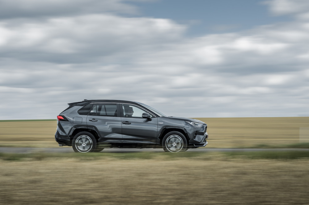 Visos „RAV4 Plug-in Hybrid“ versijos turi AWD-i – išmaniąją „Toyota“ sukurtą elektrinę visų varančiųjų ratų sistemą. Dėl kompaktiškos ir lengvos sistemos automobilis elgiasi kaip našus visus varančiuosius ratus turintis modelis ir leidžia pasiekti optimalias degalų sąnaudas.