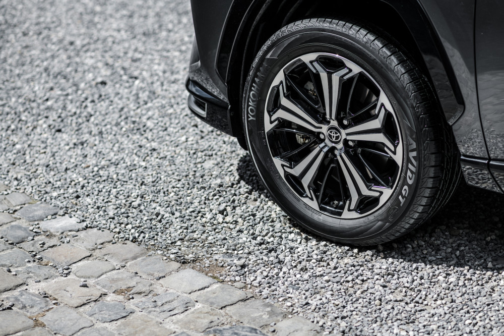 Visos „RAV4 Plug-in Hybrid“ versijos turi AWD-i – išmaniąją „Toyota“ sukurtą elektrinę visų varančiųjų ratų sistemą. Dėl kompaktiškos ir lengvos sistemos automobilis elgiasi kaip našus visus varančiuosius ratus turintis modelis ir leidžia pasiekti optimalias degalų sąnaudas.
