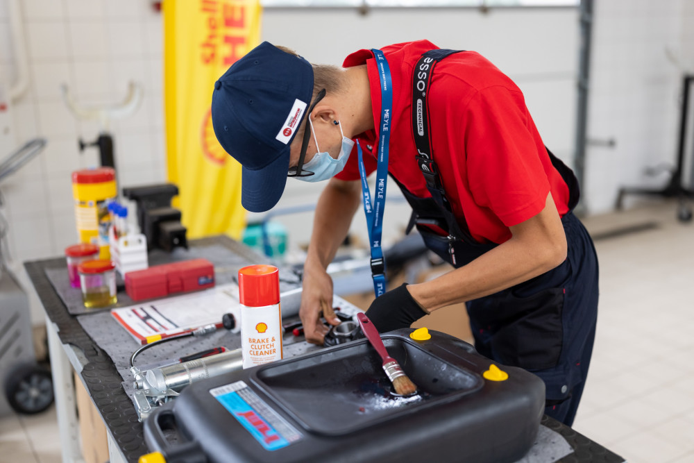 „Geriausio jaunojo automechaniko“ titulą pelnęs vaikinas prie automobilių „krapštėsi“ nuo vaikystės