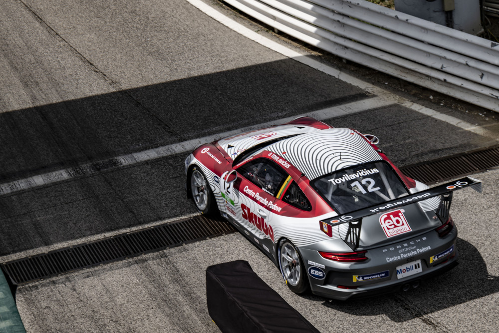 Džiugas Tovilavičius, 2019-aisiais triumfavęs Baltijos šalių TCR čempionate, o pernai sėkmingai kovęsis Vokietijos „ADAC TCR“ arenose, šiais metais persėdo prie kovinio „Porsche“ bolido ir nėrė į Italijos „Carrera Cup“ sūkurį.