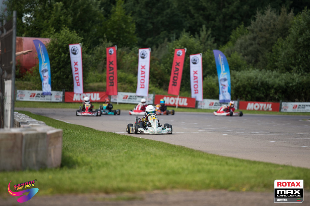 Smalininkų kartodromas – ilgiausias Lietuvoje. Trasos ilgis net 1 km. Tai profesionalioms kartingų lenktynėms skirtas kartodromas, kuriame sportiniai kartingai gali išvystyti itin didelį greitį. Trasa pasižymi itin greitais ir plačiais posūkiais, kurių čia net vienuolika. Smalininkų kartodromas tituluojamas vienu greičiausių Lietuvoje.