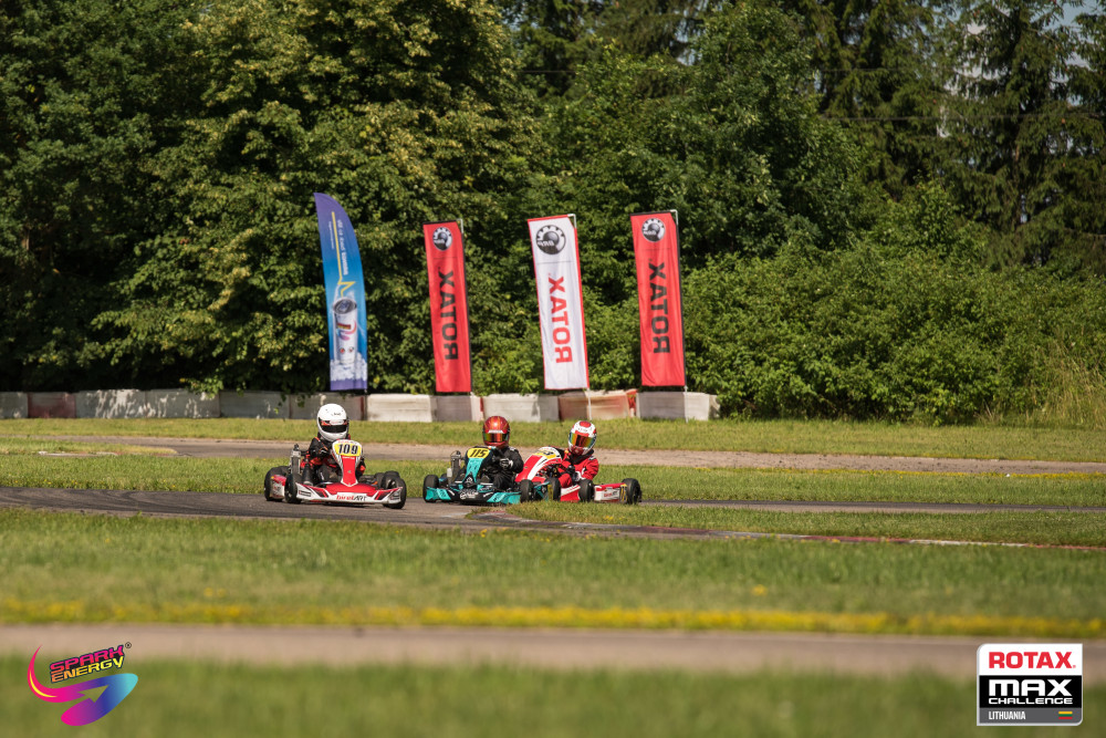 Smalininkų kartodromas – ilgiausias Lietuvoje. Trasos ilgis net 1 km. Tai profesionalioms kartingų lenktynėms skirtas kartodromas, kuriame sportiniai kartingai gali išvystyti itin didelį greitį. Trasa pasižymi itin greitais ir plačiais posūkiais, kurių čia net vienuolika. Smalininkų kartodromas tituluojamas vienu greičiausių Lietuvoje.