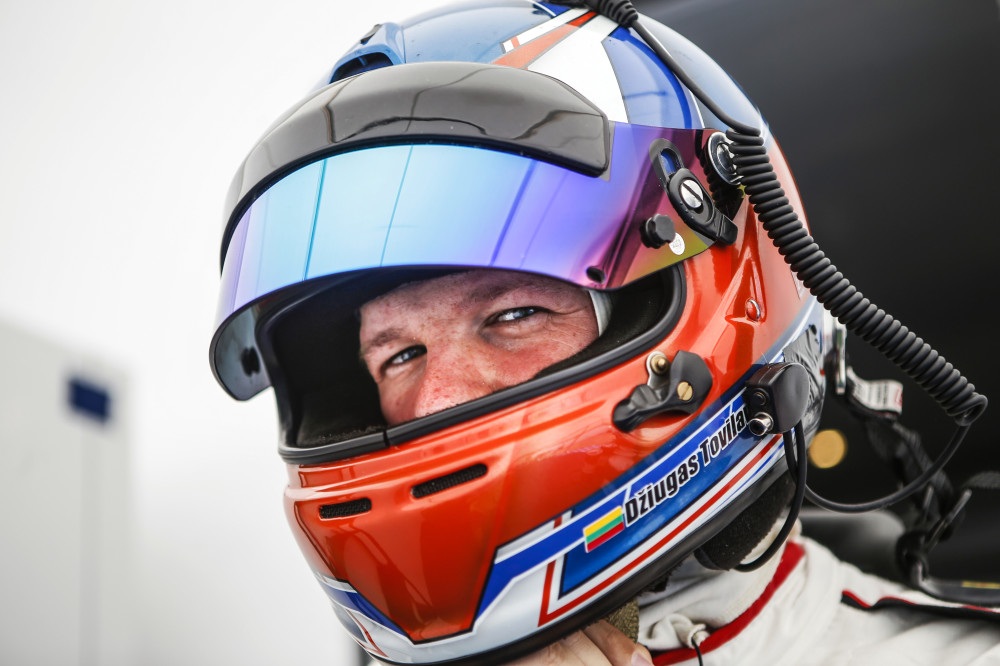Su „Porsche GT3 Cup“ automobiliu važiuojantis Džiugas Tovilavičius pirmose lenktynėse iš 36 dalyvių užėmė 16 vietą, o antrųjų lenktynių nebaigė dėl techninio gedimo.