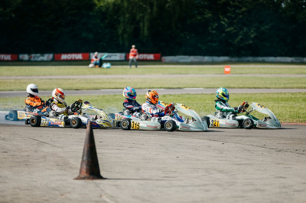 Taškai čempionate tampa vis svarbesni, todėl visos BMW Lietuvos kartingo čempionato klasėse Smalininkų kartodrome vyko labai atkaklios kovos.