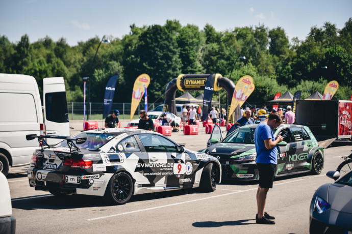 Šiandien Palangoje pakelta didžiausiu automobilių žiedinių lenktynių festivaliu Baltijos šalyse vadinamų „Aurum 1006 km lenktynių“, surengtų čia jau 22-ą kartą paeiliui, vėliava.