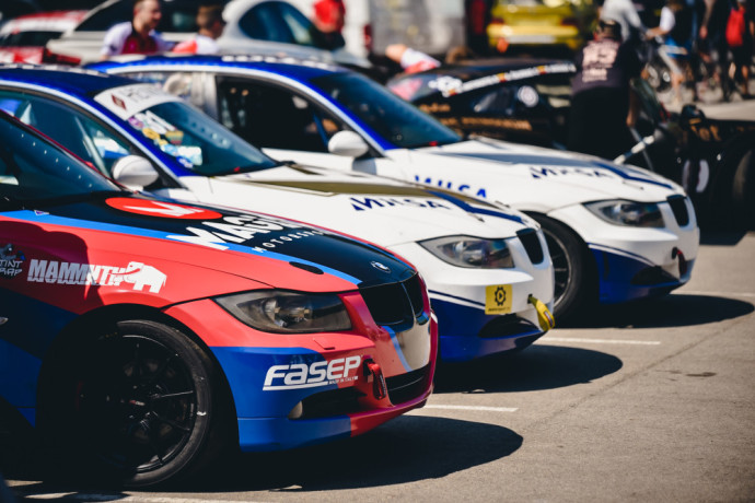 Šiandien Palangoje pakelta didžiausiu automobilių žiedinių lenktynių festivaliu Baltijos šalyse vadinamų „Aurum 1006 km lenktynių“, surengtų čia jau 22-ą kartą paeiliui, vėliava.