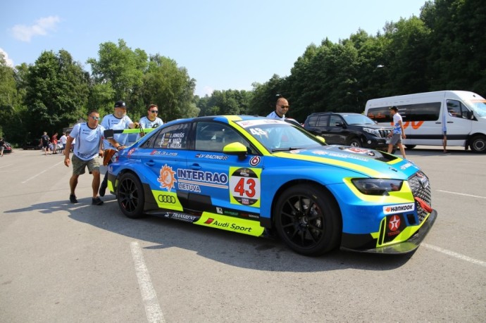 Pasak Mindaugo Varžos, taip nutiko todėl, kad šiemet „INTER RAO Lietuva by TEXACO“ ekipa lenktynėse startuos su latvių komandos aptarnaujamu automobiliu, kuris trečiadienio rytą buvo atgabentas tiesiai į techninės komisijos vietą Palangoje.