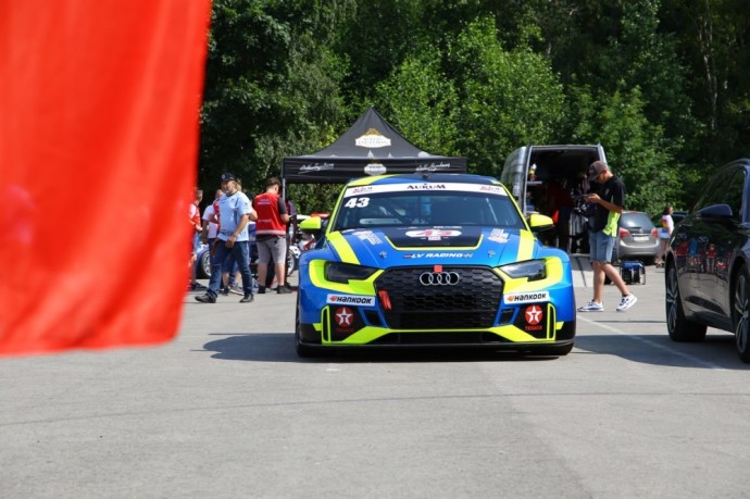 Pasak Mindaugo Varžos, taip nutiko todėl, kad šiemet „INTER RAO Lietuva by TEXACO“ ekipa lenktynėse startuos su latvių komandos aptarnaujamu automobiliu, kuris trečiadienio rytą buvo atgabentas tiesiai į techninės komisijos vietą Palangoje.