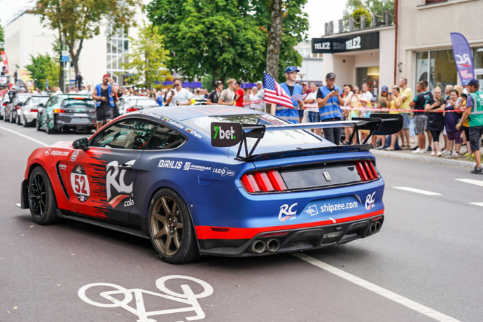 „Dynami:t Super Sprint“ rungtį laimi tas dalyvis, kuris numatytą atkarpą įveikia greičiau, tačiau „RC Cola racing by 8000RPM motorsport“ komanda nusprendė kovoti ne dėl rezultato, o dėl žiūrovų simpatijų. Prie „Ford Shelby GT350“ vairo sėdo Darius Biesevičiaus, kuris parodė, ką sugeba daugiau nei 500 arklio galių turintis jų bolidas.