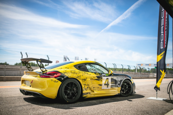 Porsche Cayman GT4