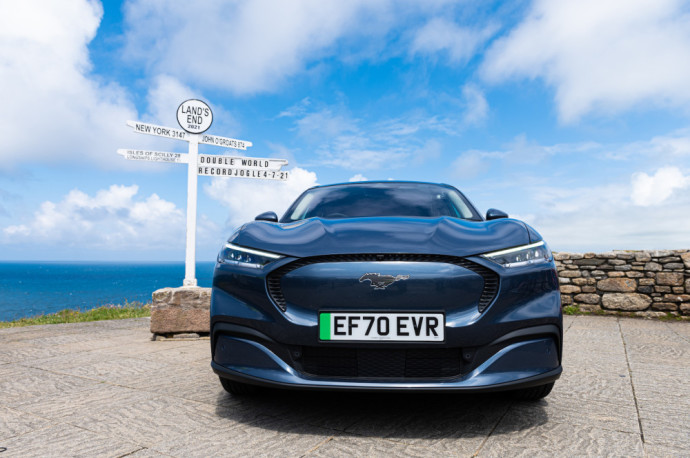 „Ford“ Didžiosios Britanijos elektrifikacijos vadovas, pabrėžė, jog „Mustang Mach-E“ efektyvumas leido sumažinti įkrovos poreikį riedant ilgiausiu šalies keliu ir įrodė, kad šis automobilis keičia nusistovėjusias žaidimo taisykles.