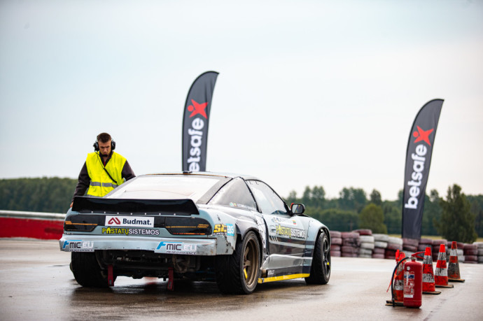 Praėjusį savaitgalį Kuršėnų autodrome praūžė Lietuvos ir Baltijos šalių „drifto“ čempionatų etapai, kuriuose dalyvauti užsiregistravo 38 dalyviai, dvi dienas kone be perstojo trasoje sukosi šonaslydžio fiestos „Matsuri“ – pastarųjų buvo apie 100. Ir ramiu šio savaitgalio pavadinti niekaip neįmanoma – tiek permainų automobilių sporto varžybose retai būna.