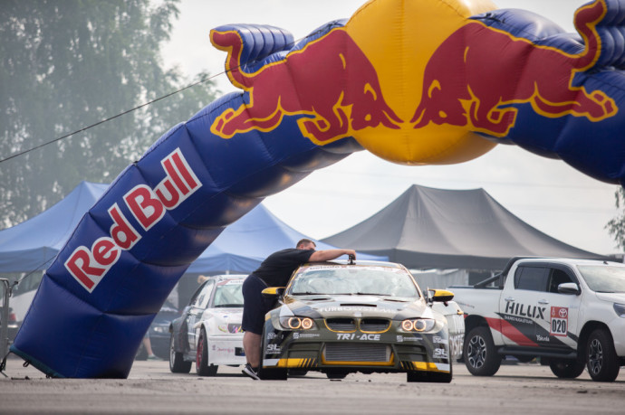 Praėjusį savaitgalį Kuršėnų autodrome praūžė Lietuvos ir Baltijos šalių „drifto“ čempionatų etapai, kuriuose dalyvauti užsiregistravo 38 dalyviai, dvi dienas kone be perstojo trasoje sukosi šonaslydžio fiestos „Matsuri“ – pastarųjų buvo apie 100. Ir ramiu šio savaitgalio pavadinti niekaip neįmanoma – tiek permainų automobilių sporto varžybose retai būna.