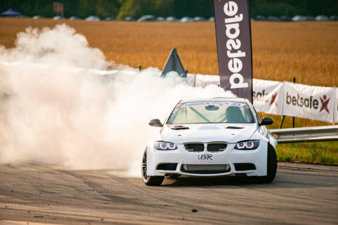 Praėjusį savaitgalį Kuršėnų autodrome praūžė Lietuvos ir Baltijos šalių „drifto“ čempionatų etapai, kuriuose dalyvauti užsiregistravo 38 dalyviai, dvi dienas kone be perstojo trasoje sukosi šonaslydžio fiestos „Matsuri“ – pastarųjų buvo apie 100. Ir ramiu šio savaitgalio pavadinti niekaip neįmanoma – tiek permainų automobilių sporto varžybose retai būna.