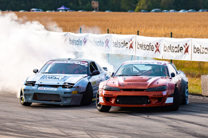 Praėjusį savaitgalį Kuršėnų autodrome praūžė Lietuvos ir Baltijos šalių „drifto“ čempionatų etapai, kuriuose dalyvauti užsiregistravo 38 dalyviai, dvi dienas kone be perstojo trasoje sukosi šonaslydžio fiestos „Matsuri“ – pastarųjų buvo apie 100. Ir ramiu šio savaitgalio pavadinti niekaip neįmanoma – tiek permainų automobilių sporto varžybose retai būna.