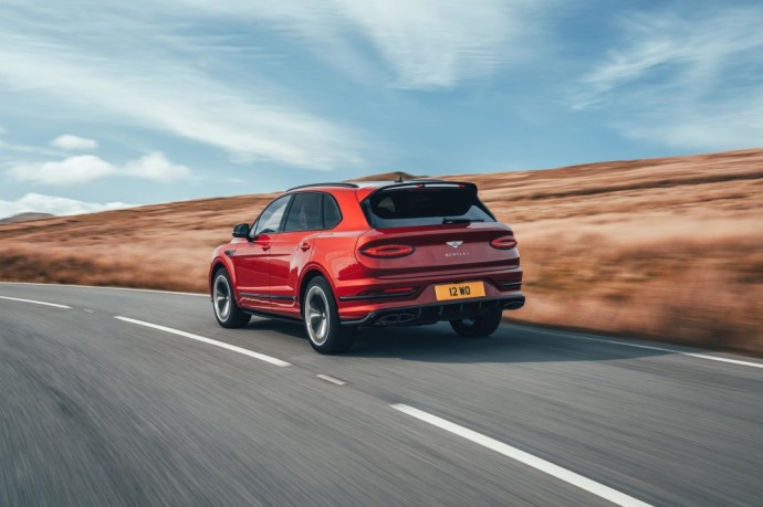 „Bentley Bentayga S“: technologijų padiktuota dinamika ir rankų darbo grožis