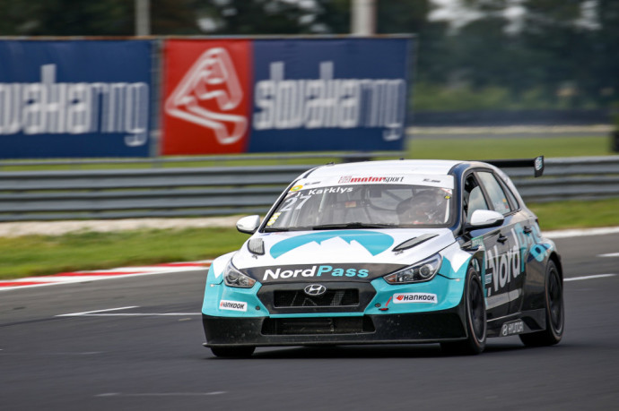 „TCR Eastern Europe“ automobilių lenktynėse Slovakijoje pirmą kartą istorijoje nugalėjo Lietuvos sportininkas Jonas Karklys.