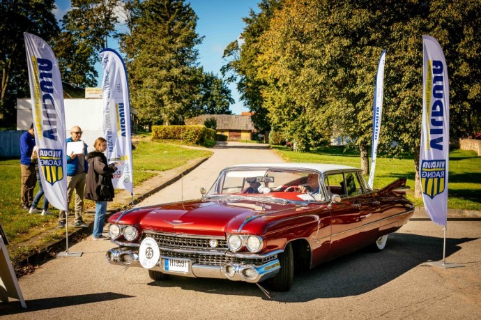 Parubežio keliais nudundėjo istorinių automobilių ralis