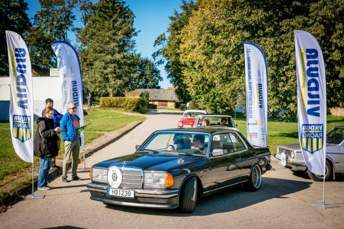 Parubežio keliais nudundėjo istorinių automobilių ralis