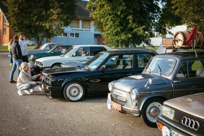 Parubežio keliais nudundėjo istorinių automobilių ralis