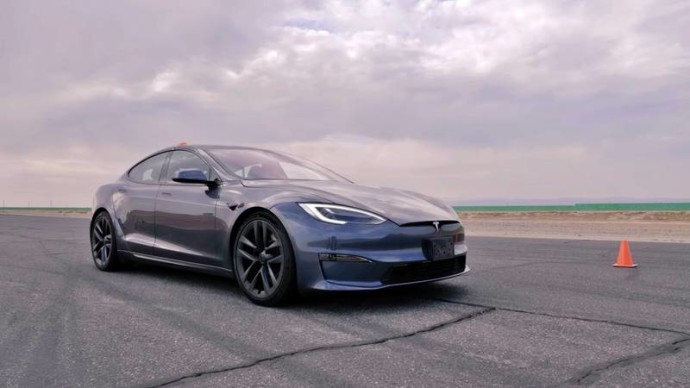 Ar galingiausia „Tesla Model S Plaid“ versija gali pranokti du motociklus?