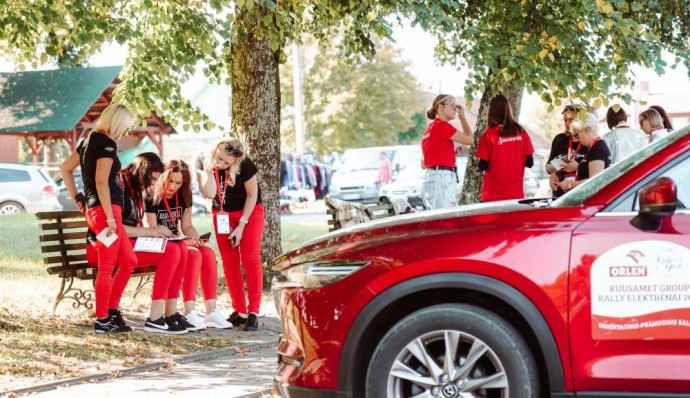 Pramoginėse „Ladies Go“ lenktynėse: Iššūkiai žinomoms moterims, ledo ritulininkių triumfas ir aistrų cunamiai