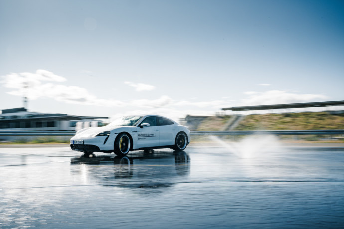 „Porsche Driving Experience“ dalyviai mokysis ir „Taycan“ valdymo subtilybių ekstremaliose situacijose, kai automobilis važiuoja slidžia danga, imituojančia ledą.