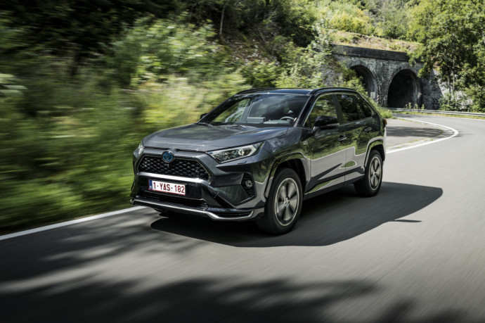 Visos „RAV4 Plug-in Hybrid“ versijos turi AWD-i – išmaniąją „<a href='https://www.autobilis.lt/skelbimai/naudoti-automobiliai/toyota' target='_blank' class='phrase'>Toyota“</a> sukurtą elektrinę visų varančiųjų ratų sistemą. Dėl kompaktiškos ir lengvos sistemos automobilis elgiasi kaip našus visus varančiuosius ratus turintis modelis ir leidžia pasiekti optimalias degalų sąnaudas.