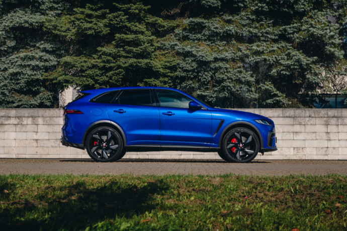 „Jaguar“ į Lietuvą atvežė ypatingą visureigį – 550 AG generuojantį „F-Pace SVR“